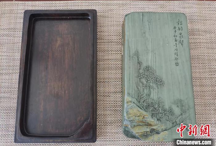 圖為甘肅甘南州洮硯藝人為提升洮硯文化內(nèi)涵，制作“一盒一拓”成品展示。(資料圖) 張婧 攝