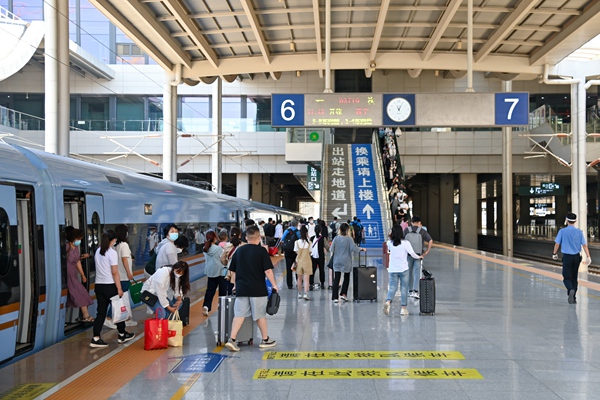 暑運大幕開啟。蘭州鐵路局供圖