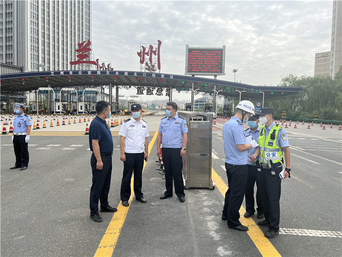 7月13日，蘭州市紀(jì)委監(jiān)委第四監(jiān)督檢查室聯(lián)合市紀(jì)委監(jiān)委派駐市公安局紀(jì)檢監(jiān)察組檢查環(huán)蘭檢查站疫情防控措施落實(shí)情況。.jpg