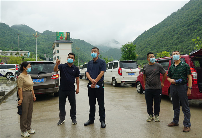 7月13日，隴南市徽縣紀(jì)檢監(jiān)察干部到嘉陵火車站督查疫情防控工作。張麗娟 攝.JPG