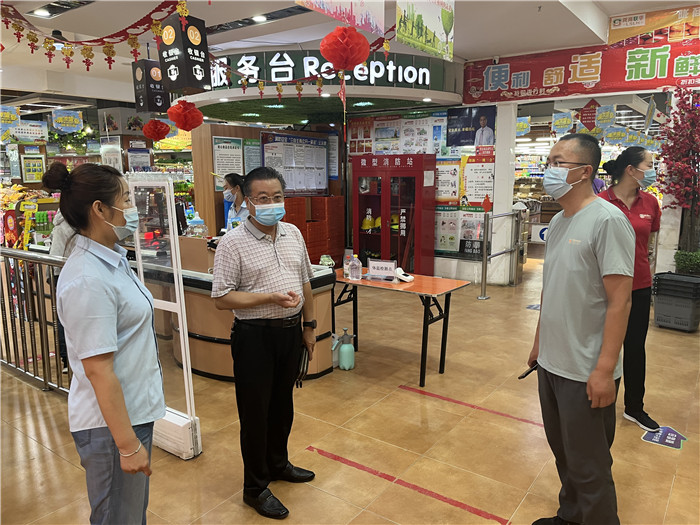 7月15日，酒泉市玉門市疫情防控督查組在隴商聯(lián)華超市監(jiān)督檢查疫情防控措施落實(shí)情況。 .jpg