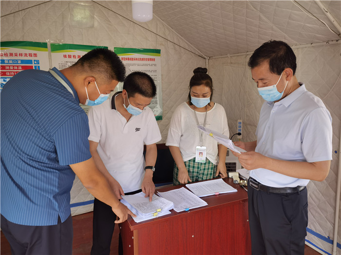 7月18日，慶陽市紀(jì)委監(jiān)委督查組在慶陽汽車北站了解來慶返慶人員信息登記、四級(jí)網(wǎng)格落實(shí)等疫情防控措施落實(shí)情況。 張霖森 攝.jpg