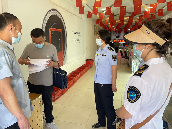 7月20日，定西市漳縣紀(jì)委監(jiān)委駐縣衛(wèi)生健康局紀(jì)檢監(jiān)察組抽調(diào)縣市場(chǎng)監(jiān)管局、衛(wèi)建局工作人員,深入新寺鎮(zhèn)萬家超市查看人員出入登記、環(huán)境消殺等。 蔣湘濤 攝.jpg