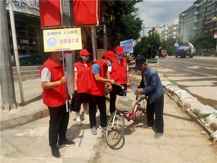 7月21日，定西市通渭縣紀(jì)委監(jiān)委機(jī)關(guān)志愿者在城區(qū)開展“不聚集、戴口罩”志愿活動(dòng)。.jpg