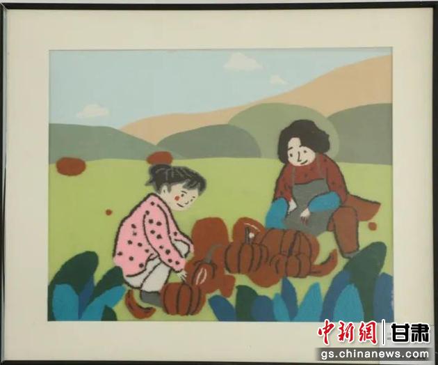 嘉峪關(guān)市新城鎮(zhèn)新城村農(nóng)業(yè)產(chǎn)業(yè)園區(qū)內(nèi)，母女兩人在摘南瓜。刺繡 馬艾米乃 繡稿 敬紅霞