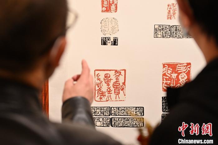 圖為甘肅蘭州，參展作品吸引參觀者。 中新社記者 李亞龍 攝