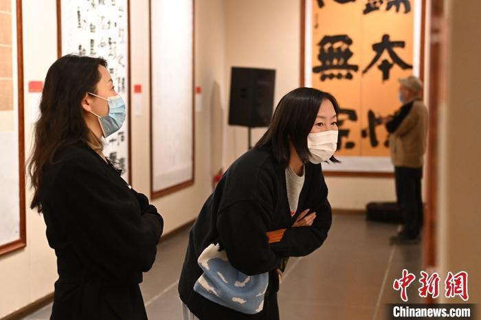 圖為甘肅蘭州，參展書法作品吸引參觀者。 中新社記者 李亞龍 攝