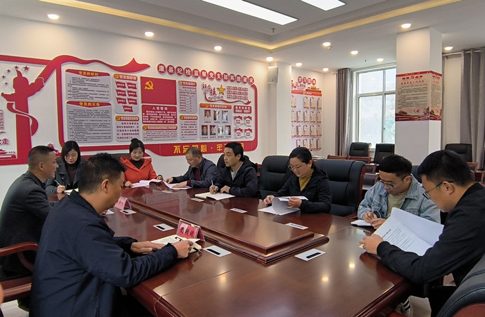 10月19日，康縣紀(jì)委監(jiān)委組織部分班子成員，辦公室、信訪室、案管室、審理室、紀(jì)檢監(jiān)察室等相關(guān)工作人員開展黨的二十大報告專題討論。.jpg