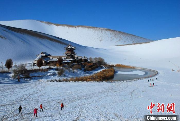 敦煌市鳴沙山月牙泉雪景如畫。(資料圖) 張曉亮 　攝