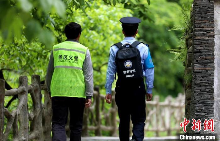 圖為民警背警務(wù)小包在轄區(qū)景區(qū)開展工作。(資料圖) 甘肅省公安廳供圖