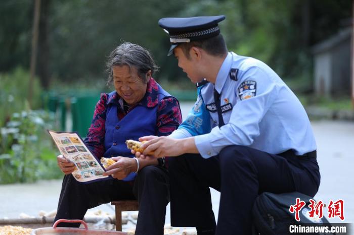 圖為民警背警務(wù)小包給民眾宣講政策。(資料圖) 甘肅省公安廳供圖