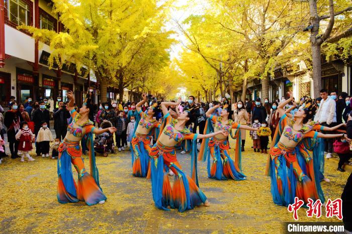 圖為秦州區(qū)文旅局組織的舞蹈隊帶來的舞蹈《絲路》?！∏刂輩^(qū)委宣布供圖