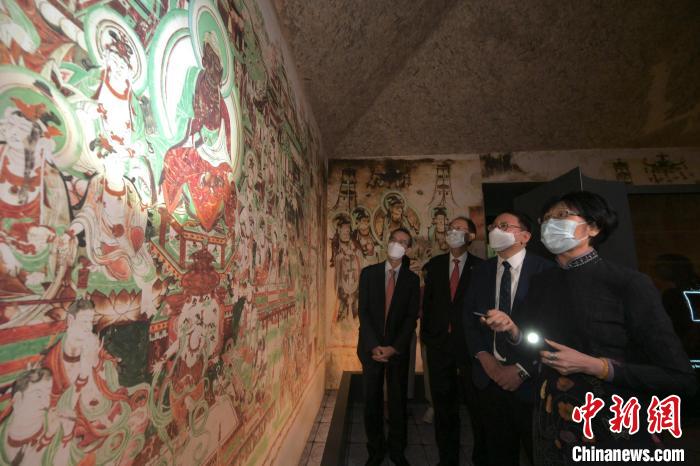 2022年8月23日，“敦煌：千載情緣的故事”展覽在香港開幕。圖為展覽現(xiàn)場，嘉賓們一同觀展。　敦煌研究院供圖
