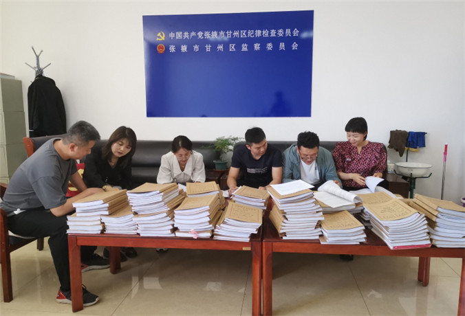 甘州區(qū)紀(jì)檢監(jiān)察干部會同財政、審計工作人員開展玉米制種款管理使用清查工作.jpg
