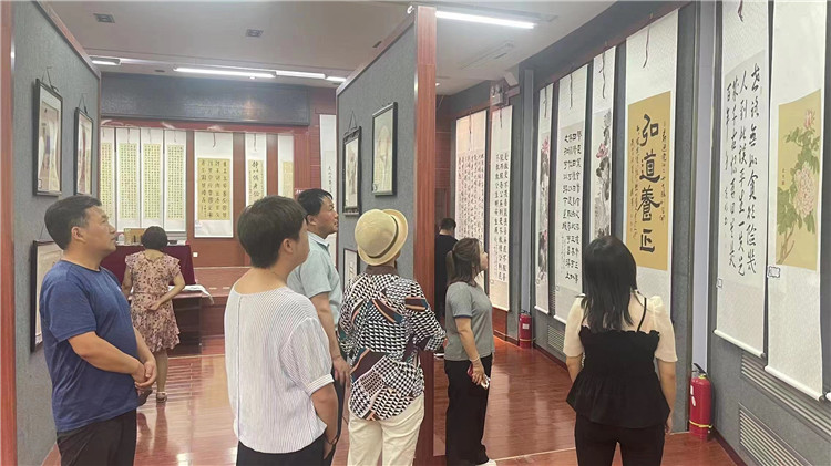臨夏縣組織黨員干部觀(guān)看廉潔書(shū)畫(huà)作品.jpg