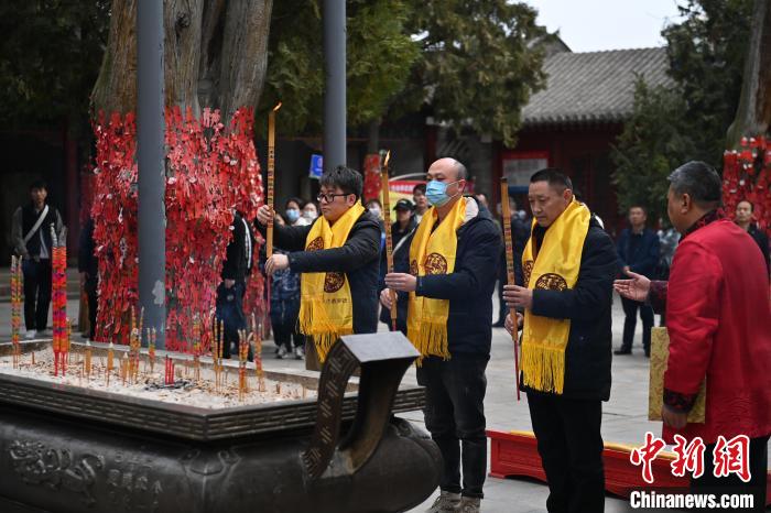 在甘肅天水市伏羲廟內(nèi)，參祭者雙手持香，祭拜人文始祖伏羲?！±顏嘄?攝