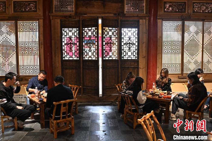 圖為甘肅天水市秦州區(qū)平南鎮(zhèn)蘇灣村民俗莊園內(nèi)的“圍爐煮茶”網(wǎng)紅打卡點(diǎn)。(資料圖) 李亞龍 攝