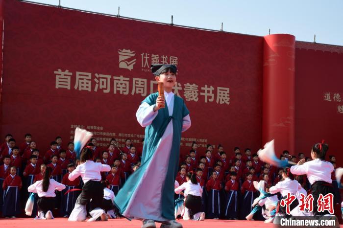 圖為學(xué)生們?cè)陂_幕式上誦讀經(jīng)典?！×赫赵?攝