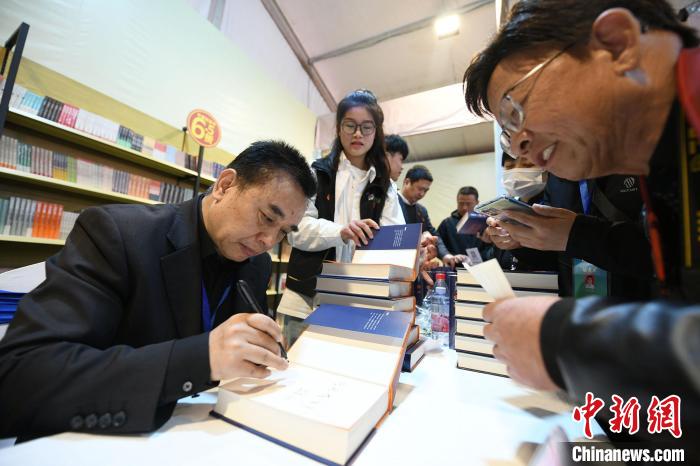圖為作家王躍文現(xiàn)場(chǎng)簽名售書?！×赫赵?攝