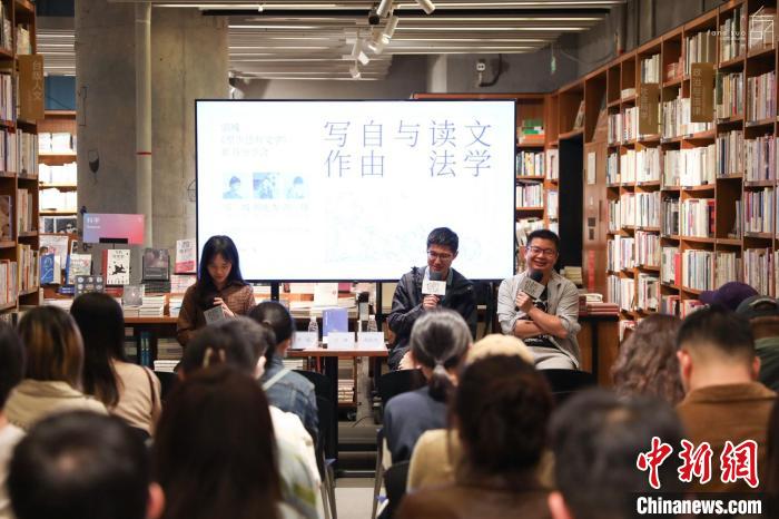 《至少還有文學(xué)》推出：在今天，我們?yōu)槭裁催€需要文學(xué)？