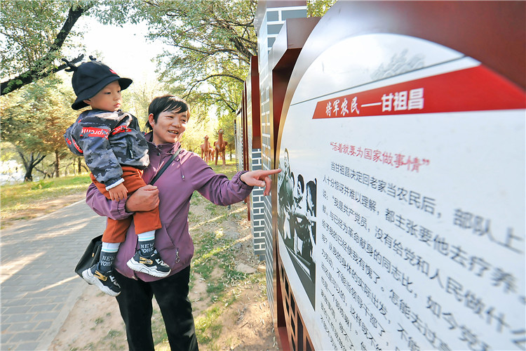 嘉峪關(guān)市紀(jì)委監(jiān)委通過實(shí)施“政治鑄廉、教育促廉、文化育廉、陣地助廉、監(jiān)督固廉”等“五廉”行動(dòng)，深入推進(jìn)新時(shí)代廉潔文化建設(shè)。圖為市民在迎賓湖絲路廉潔文化主題公園“勤廉楷模墻”接受廉潔文化教育。.jpg