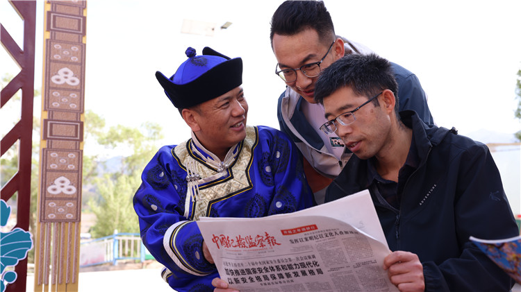 2023年6月8日，甘肅省張掖市肅南裕固族自治縣紅灣寺鎮(zhèn)紀(jì)委工作人員在一小區(qū)廉政文化主題廣場(chǎng)與社區(qū)居民拉家常，宣傳廉潔知識(shí)，共話廉潔文化.jpg