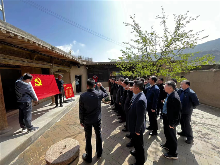 圖為臨夏州紀(jì)委監(jiān)委組織黨員干部在東鄉(xiāng)縣布塄溝黨史教育基地開展革命教育活動(dòng)，賡續(xù)紅色血脈、汲取奮進(jìn)力量、激發(fā)干事熱情。.png