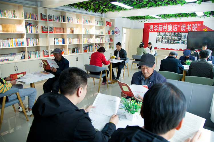 隴南市禮縣開展廉潔書籍進(jìn)農(nóng)家書屋活動(dòng)，圖為羅壩鎮(zhèn)鞏李新村舉辦的“廉潔讀書班”。.jpg
