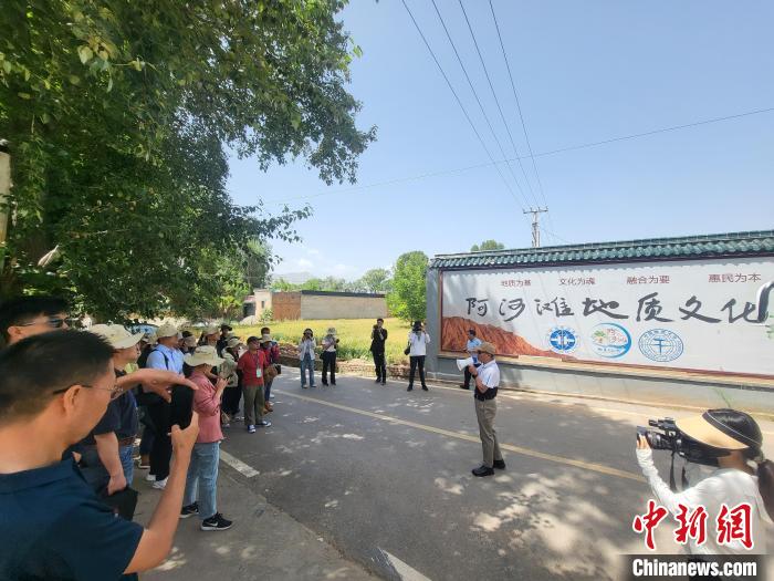 圖為中國地質(zhì)大學(北京)教授張緒教介紹村落情況?！『衍?攝