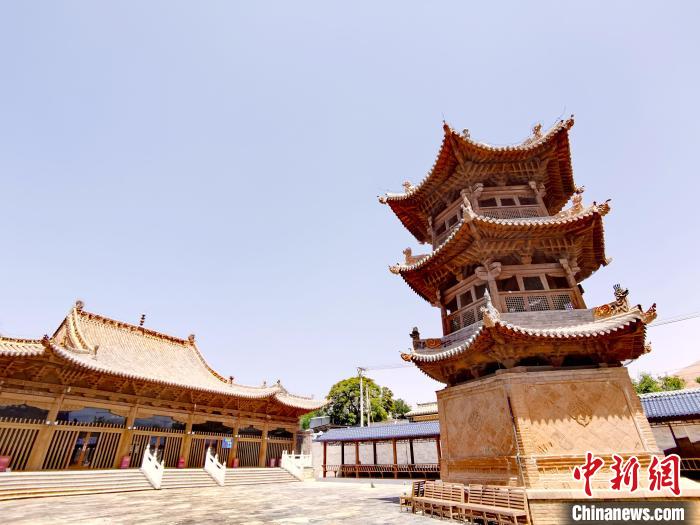 圖為阿河灘清真寺局部?！?zhí)砀?攝