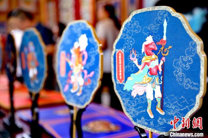 圖為唐卡延伸產(chǎn)品?！⊙Φ?攝
