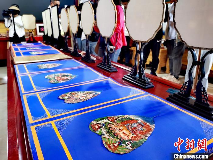 圖為唐卡延伸產(chǎn)品?！?zhí)砀?攝