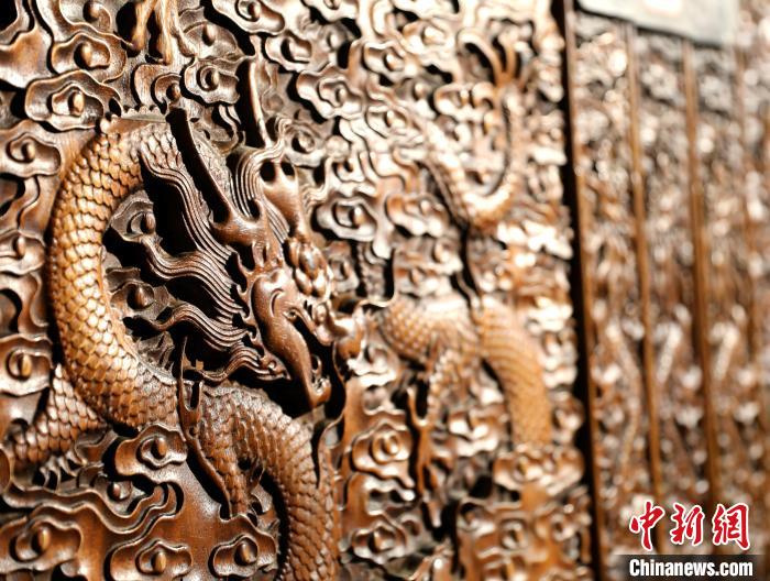 圖為青海永錄民俗博物館內(nèi)珍藏的中式家具細(xì)節(jié)展示?！⊙Φ?攝