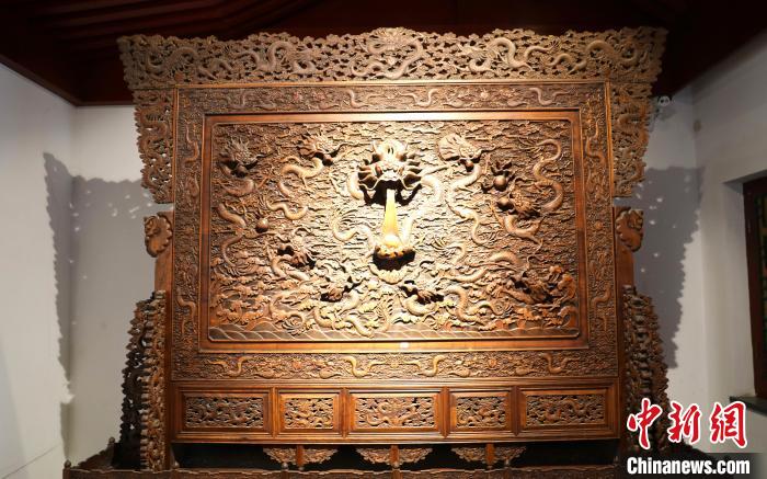 圖為青海永錄民俗博物館內(nèi)珍藏的中式家具?！⊙Φ?攝