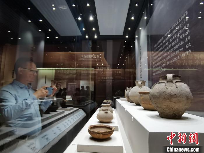 圖為河湟文化博物館展陳的陶器?！?zhí)砀?攝