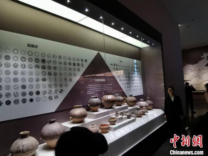 圖為河湟文化博物館展示的當(dāng)?shù)爻鐾敛侍盏募y飾類別?！?zhí)砀?攝