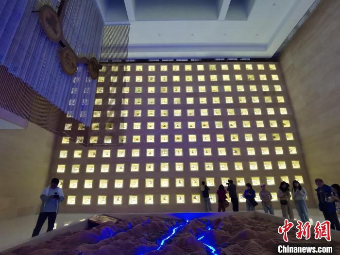 圖為河湟文化博物館序廳的左右彩陶墻放置的374件彩陶?！?zhí)砀?攝