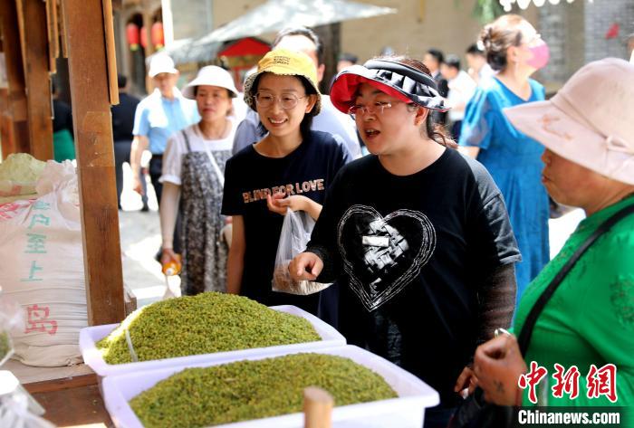 圖為民眾購買青海特色小吃?！⊙Φ?攝