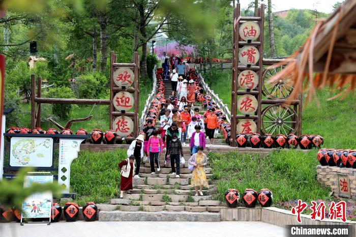 圖為油嘴灣生態(tài)文化景區(qū)的游客?！⊙Φ?攝