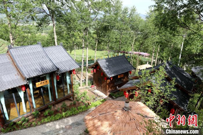圖為景區(qū)內(nèi)依山而建的民宿。　薛蒂 攝