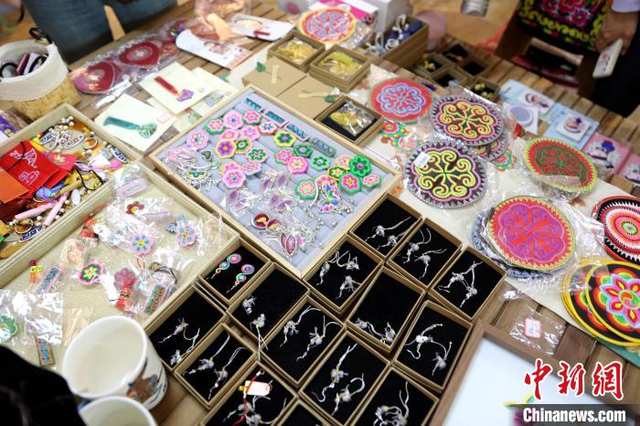 圖為盤繡作品。　薛蒂 攝