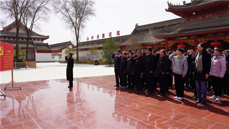 4月6日，為傳承弘揚革命英烈精神，教育引導(dǎo)紀(jì)檢監(jiān)察干部筑牢信仰之基、補足精神之鈣、把穩(wěn)思想之舵，永葆忠誠干凈擔(dān)當(dāng)?shù)恼伪旧Ｊ屑o(jì)委監(jiān)委組織紀(jì)檢監(jiān)察干部赴靜寧縣界石鋪紅軍長征紀(jì)念館和莊浪縣梯田紀(jì)念館開展廉政教育和革命傳統(tǒng)教育。.jpg