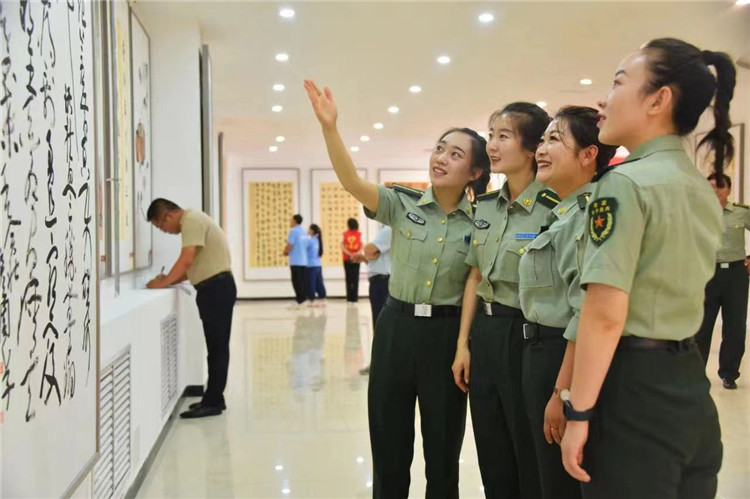 觀眾在南梁革命紀(jì)念館參觀甘肅省廉潔文化美術(shù)、書法、設(shè)計(jì)作品展.jpg