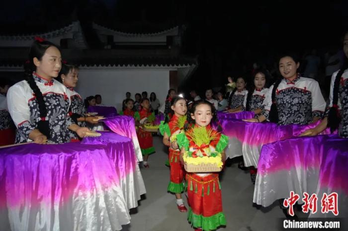 甘肅省西和縣姜席鎮(zhèn)晚霞湖畔，當?shù)孛耖g舉行盛大的乞巧儀式。魏朵朵 攝