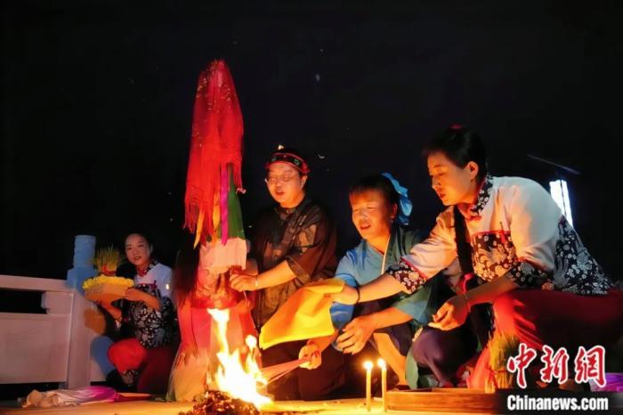 持續(xù)七天八夜的乞巧節(jié)正在西漢水上游的甘肅省西和縣進行。西和縣姜席鎮(zhèn)晚霞湖畔，民眾“巧頭”點蠟、炷香、焚裱紙、跪拜，準備將“巧娘娘”請進院。魏朵朵 攝