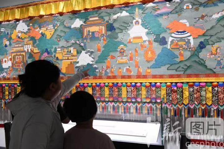 圖為觀眾觀看唐卡《涼州會盟》。 中新社記者 戴文昌 攝