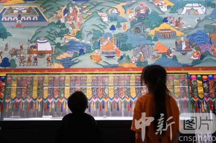 圖為觀眾參觀唐卡《涼州會盟》。 中新社記者 戴文昌 攝