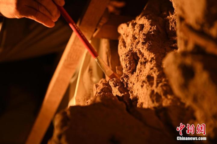 8月25日，文物修復(fù)師牟常有進(jìn)行文物修復(fù)工作。