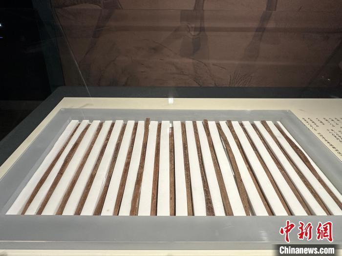 圖為甘肅簡牘博物館展陳的漢簡。中新社記者 戴文昌 攝