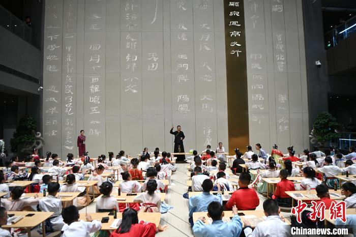 圖為9月7日，甘肅簡(jiǎn)牘博物館開(kāi)館儀式在蘭州舉行，小朋友們學(xué)習(xí)書(shū)寫(xiě)簡(jiǎn)牘中的文字。　中新社記者 九美旦增 攝